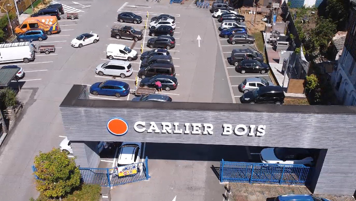 Une vue aérienne du parking du magasin 